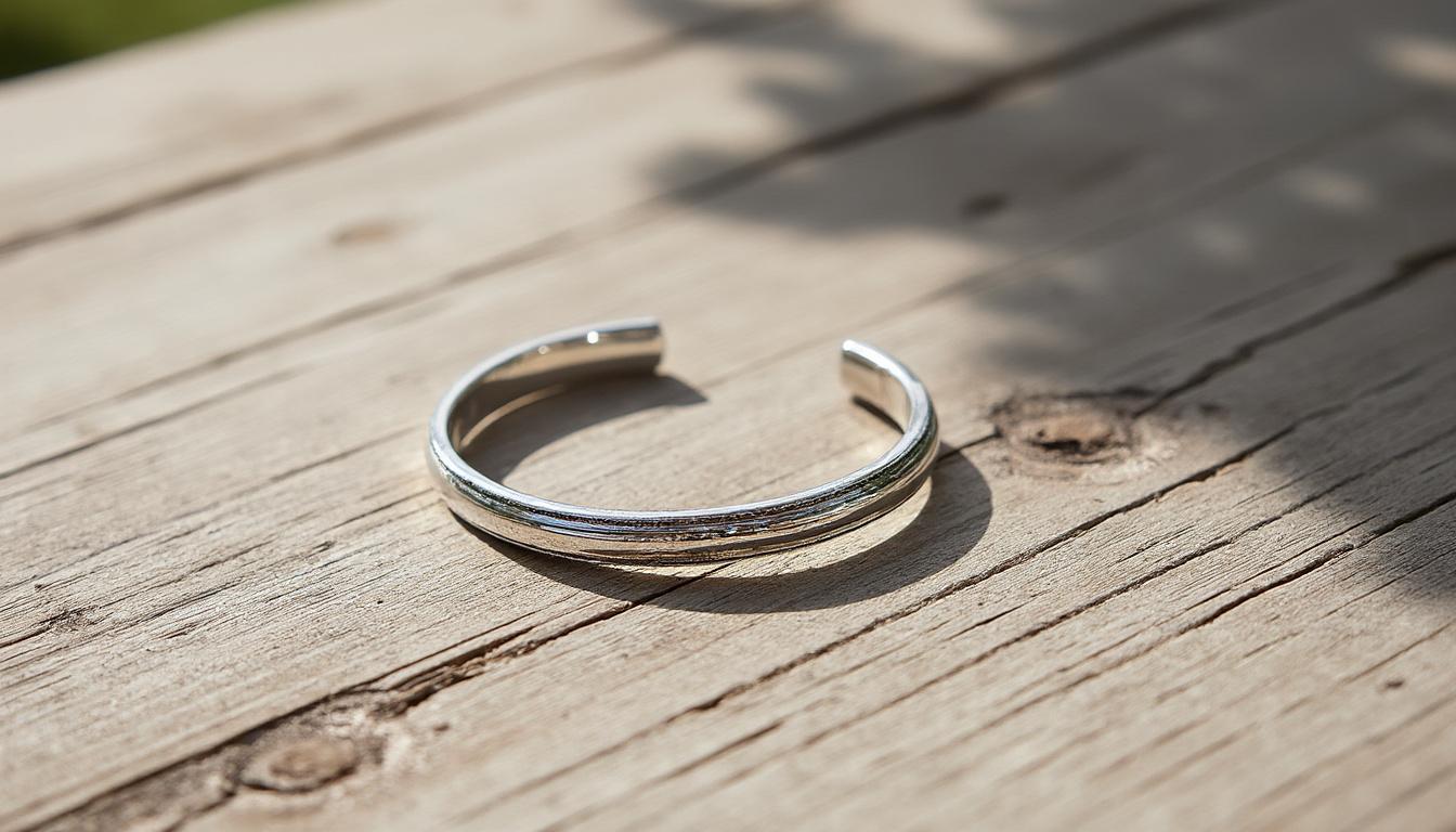 découvrez pourquoi la manchette en argent massif demeure un accessoire de mode intemporel et élégant. un bijou classique qui sublime chaque style, de la tenue décontractée à l'élégance sophistiquée.