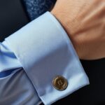 découvrez les différents types de fermoirs pour boutons de manchette et apprenez à les reconnaître pour choisir le style qui vous convient parfaitement.