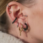 découvrez comment choisir le bijou parfait pour votre piercing en fonction de votre style unique, alliant confort et esthétique pour sublimer votre look.