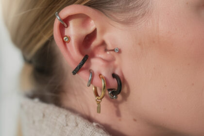découvrez comment choisir le bijou parfait pour votre piercing en fonction de votre style unique, alliant confort et esthétique pour sublimer votre look.