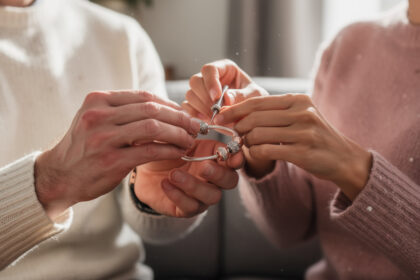 découvrez comment personnaliser vos bijoux pandora pour la saint valentin et créez un cadeau unique et mémorable qui rendra ce moment inoubliable.