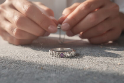 découvrez nos conseils pour créer un bijou personnalisé avec une date de naissance, un cadeau sentimental unique et chargé d'émotion.