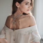 découvrez comment sublimer votre tenue casual chic avec des bijoux de dos fantaisie, pour un style élégant et original au quotidien.