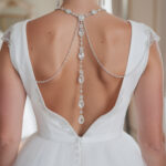 découvrez notre sélection de bijoux de dos pour mariée, conçus pour sublimer les robes dos ouvert et apporter une touche élégante et raffinée à votre tenue de mariage.
