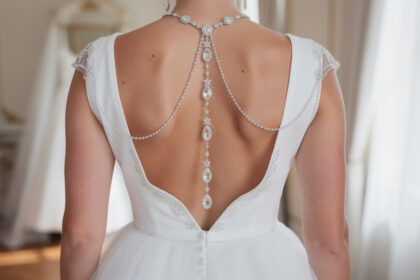 découvrez notre sélection de bijoux de dos pour mariée, conçus pour sublimer les robes dos ouvert et apporter une touche élégante et raffinée à votre tenue de mariage.
