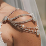 découvrez les bijoux d’épaule pour mariage qui font sensation cette année : des styles originaux et élégants pour sublimer votre tenue nuptiale avec charme et modernité.