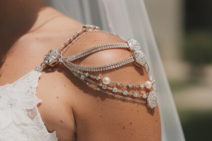 découvrez les bijoux d’épaule pour mariage qui font sensation cette année : des styles originaux et élégants pour sublimer votre tenue nuptiale avec charme et modernité.