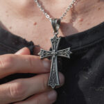 découvrez les bijoux croix gothique, alliant révolte et élégance, pour affirmer votre style unique et audacieux avec un symbole chargé de contraste et de beauté.