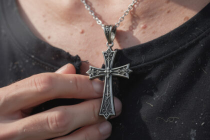 découvrez les bijoux croix gothique, alliant révolte et élégance, pour affirmer votre style unique et audacieux avec un symbole chargé de contraste et de beauté.