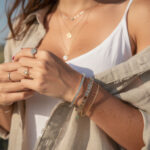 découvrez les bijoux de kiara dans outer banks, alliant style unique et authenticité, pour sublimer votre look avec élégance et personnalité.