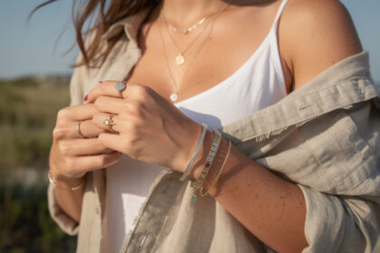 découvrez les bijoux de kiara dans outer banks, alliant style unique et authenticité, pour sublimer votre look avec élégance et personnalité.