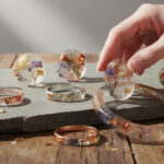 découvrez les tendances actuelles incontournables de la résine à bijoux pour créer des pièces uniques et stylées. inspirez-vous des nouveautés à ne pas manquer !
