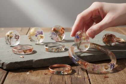 découvrez les tendances actuelles incontournables de la résine à bijoux pour créer des pièces uniques et stylées. inspirez-vous des nouveautés à ne pas manquer !