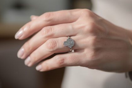 découvrez comment porter la main de fatma comme un talisman élégant et discret pour allier protection et style au quotidien.