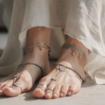 découvrez la signification des bijoux de pieds, symboles d'élégance et de bien-être, et apprenez comment ces accessoires raffinés subliment votre style avec harmonie et charme.