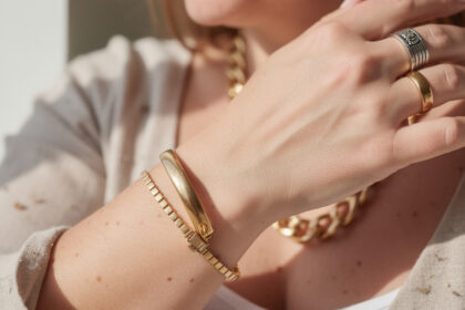 découvrez les erreurs à éviter absolument lors du choix de bijoux en argent ou en or pour sublimer une peau claire et mettre en valeur votre éclat naturel.