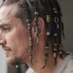 découvrez l'histoire et l'évolution des bijoux de cheveux pour tresse afro hommes, un style masculin alliant tradition et modernité.