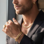 découvrez les bijoux en or pour homme incontournables en 2025, alliant styles virils et élégance pour sublimer votre look avec sophistication.