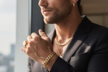 découvrez les bijoux en or pour homme incontournables en 2025, alliant styles virils et élégance pour sublimer votre look avec sophistication.