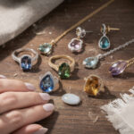 découvrez nos astuces pour harmoniser formes, tailles et couleurs dans vos bijoux multigemmes et créer un style unique et équilibré.