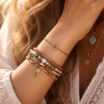 découvrez comment harmoniser un bijou bohème chic avec un tatouage bracelet à initiale pour sublimer votre style unique et tendance.