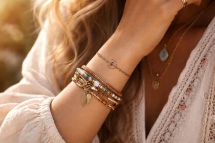 découvrez comment harmoniser un bijou bohème chic avec un tatouage bracelet à initiale pour sublimer votre style unique et tendance.