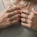 découvrez comment mélanger bijoux en or et en argent avec style grâce à nos astuces pour créer des looks harmonieux et modernes.