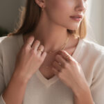 découvrez pourquoi les bijoux minimalistes en or sont parfaits pour sublimer votre look avec élégance et simplicité.