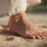 découvrez pourquoi les bijoux pieds à la cheville sont l'accessoire incontournable de cet été pour sublimer votre style et apporter une touche de légèreté à vos tenues.
