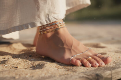 découvrez pourquoi les bijoux pieds à la cheville sont l'accessoire incontournable de cet été pour sublimer votre style et apporter une touche de légèreté à vos tenues.