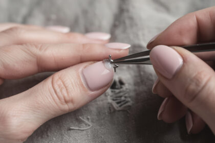 découvrez comment coller vos bijoux d'ongles pour qu'ils tiennent toute la journée grâce à nos astuces simples et efficaces.