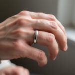 découvrez des astuces simples et efficaces pour rendre votre bague plus confortable à porter au quotidien, tout en conservant son style et son éclat.