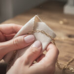 découvrez les gestes simples à adopter pour l'entretien quotidien de vos bijoux et préserver leur éclat au fil du temps.