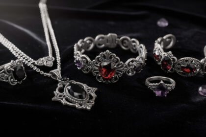 découvrez pourquoi choisir des bijoux fantaisie gothique pas chers est une option à la fois esthétique et économique, parfaite pour affirmer votre style unique sans vous ruiner.