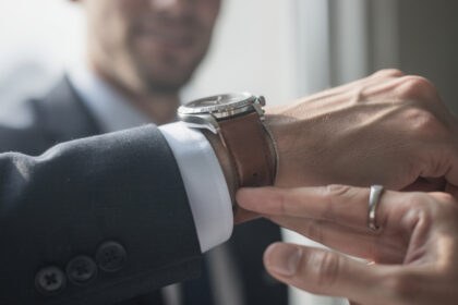 découvrez nos conseils pour choisir le bijou parfait à offrir à un homme élégant, alliant style et raffinement pour toutes les occasions.