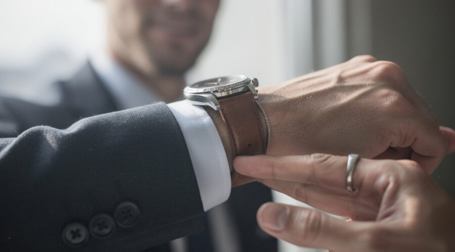 découvrez nos conseils pour choisir le bijou parfait à offrir à un homme élégant, alliant style et raffinement pour toutes les occasions.