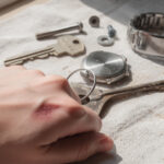découvrez quels métaux éviter si vous avez la peau sensible pour prévenir les irritations et les allergies. conseils pratiques pour choisir des bijoux adaptés à votre peau délicate.