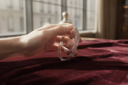 offrez un cadeau de dernière minute unique avec un bijou personnalisable prêt en 24h. idéal pour surprendre rapidement et élégamment.