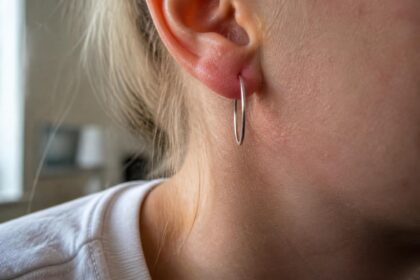 découvrez des conseils pratiques pour soulager une oreille irritée par une boucle neuve et éviter les désagréments liés au port de nouveaux bijoux.
