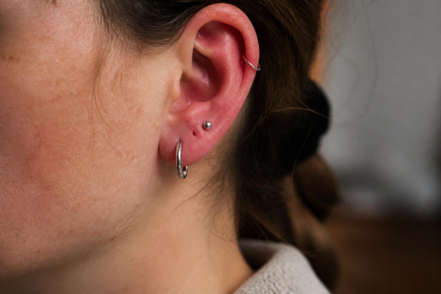 découvrez nos conseils pratiques pour soulager une oreille irritée par le port d'une boucle neuve et profitez de votre bijou en toute sérénité.