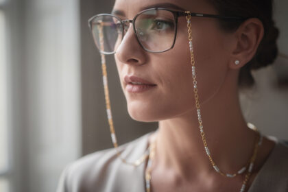 découvrez le cordon de lunette bijoux, l'accessoire idéal alliant praticité et élégance pour sublimer votre style au quotidien.