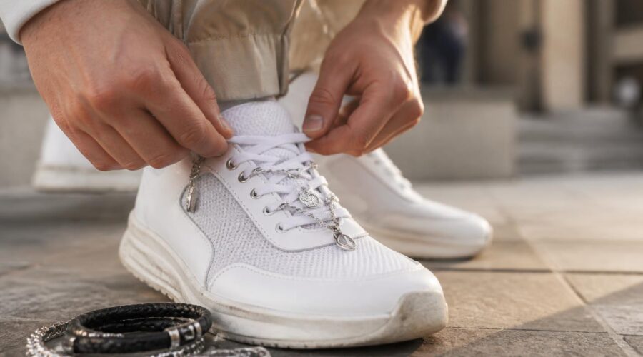 découvrez les meilleurs bijoux spécialement conçus pour sublimer vos baskets et rehausser toutes vos tenues avec style et originalité.