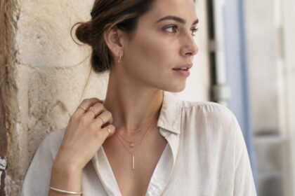 découvrez la tendance bijoux 2025 avec les bijoux minimalistes, élégants et en plein essor cette saison pour sublimer votre style avec simplicité.