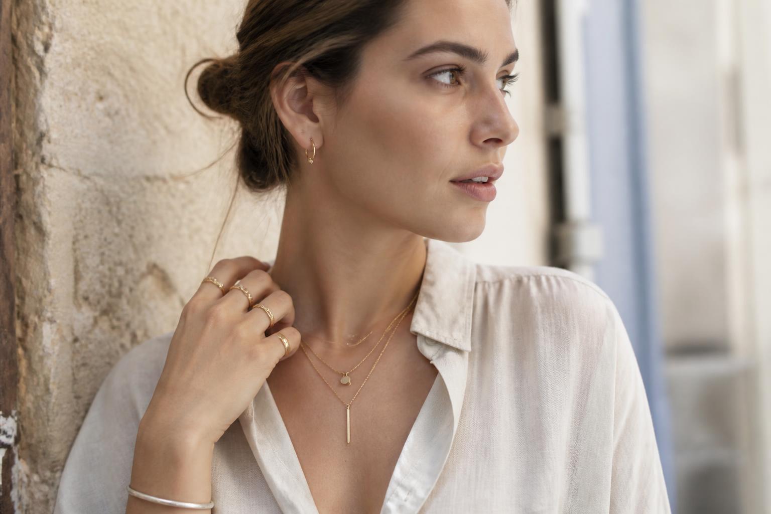 découvrez la tendance bijoux 2025 avec les bijoux minimalistes, élégants et en plein essor cette saison pour sublimer votre style avec simplicité.