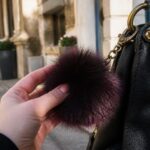 découvrez nos bijoux de sac pompon en fourrure, alliant élégance et fantaisie pour sublimer votre style avec une touche originale et raffinée.