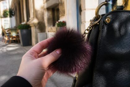 découvrez nos bijoux de sac pompon en fourrure, alliant élégance et fantaisie pour sublimer votre style avec une touche originale et raffinée.