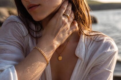 découvrez les bijoux plaqué or résistants à l'eau, alliant élégance et durabilité pour une mode innovante et sans compromis.