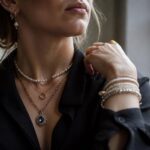 découvrez les erreurs courantes à éviter lorsque vous portez vos bijoux avec une combinaison noire pour un look élégant et harmonieux.