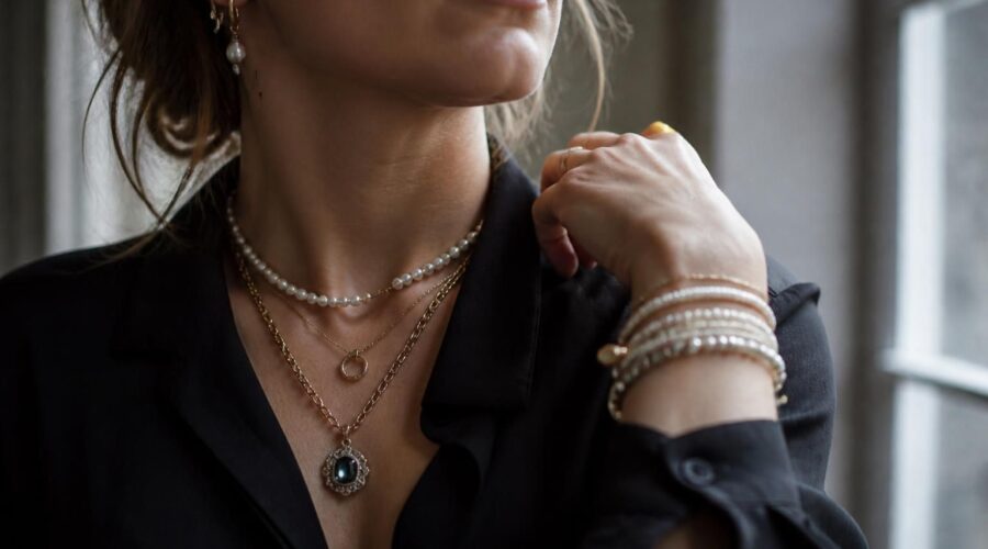 découvrez les erreurs courantes à éviter lorsque vous portez vos bijoux avec une combinaison noire pour un look élégant et harmonieux.