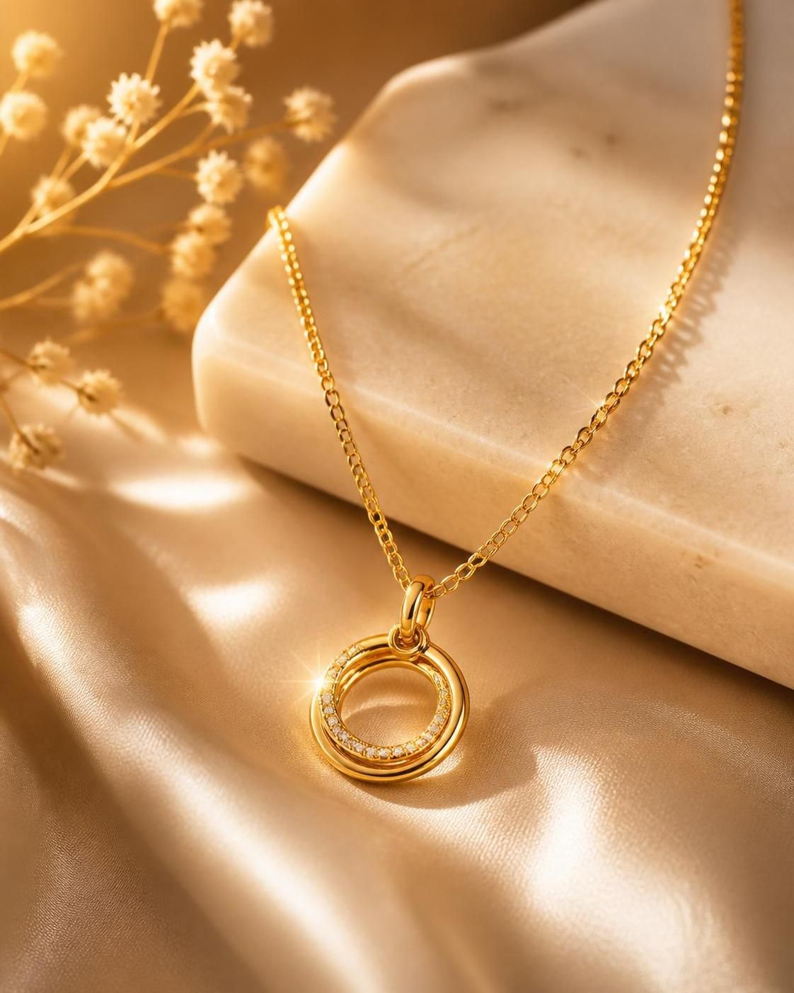 découvrez nos conseils essentiels pour le soin et l'entretien de vos bijoux plaqué or avec poinçon afin de les garder comme neufs plus longtemps.